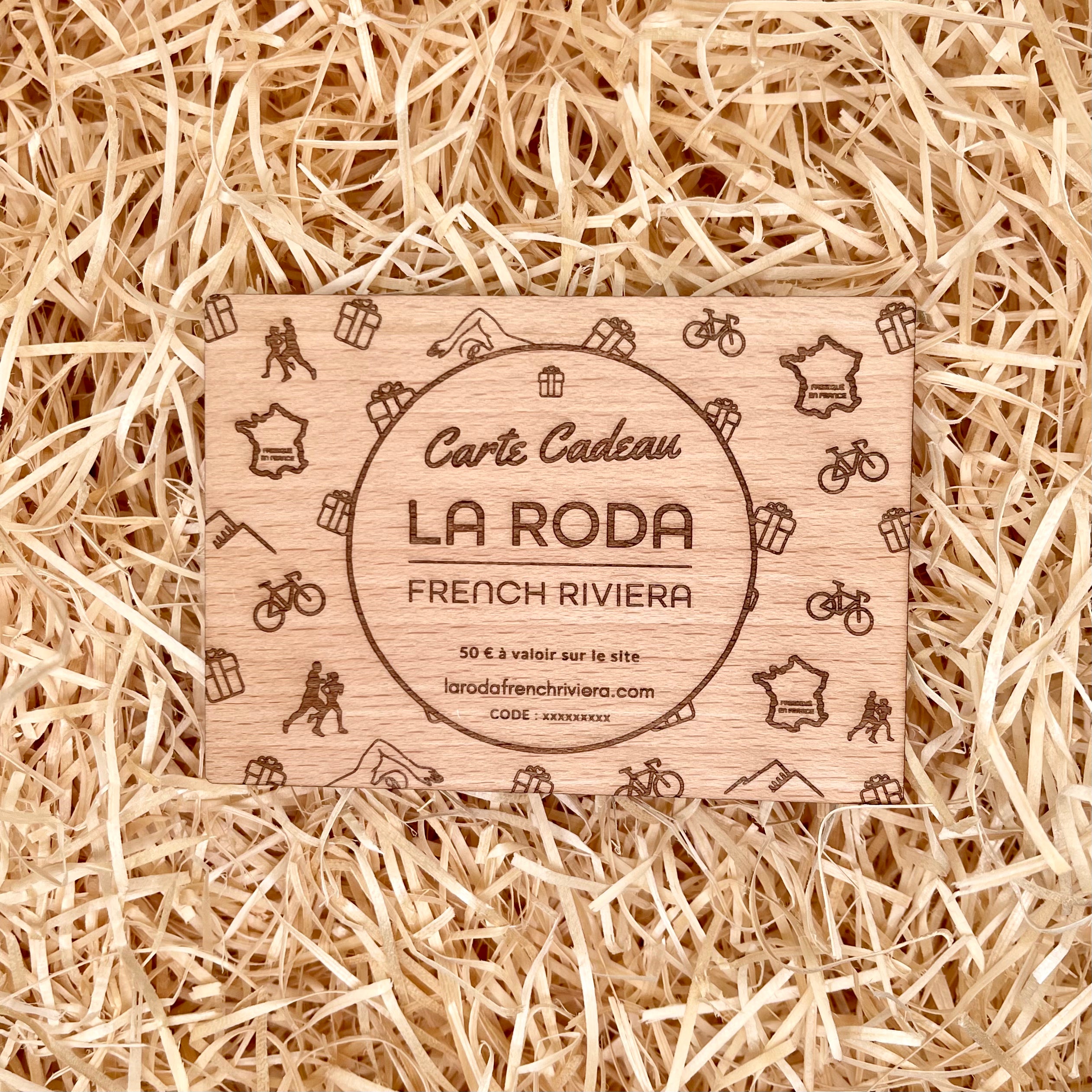 Carte cadeau en bois de chêne gravé au laser. Design élégant et minimaliste, mettant en valeur la personnalisation avec un message gravé ecologique