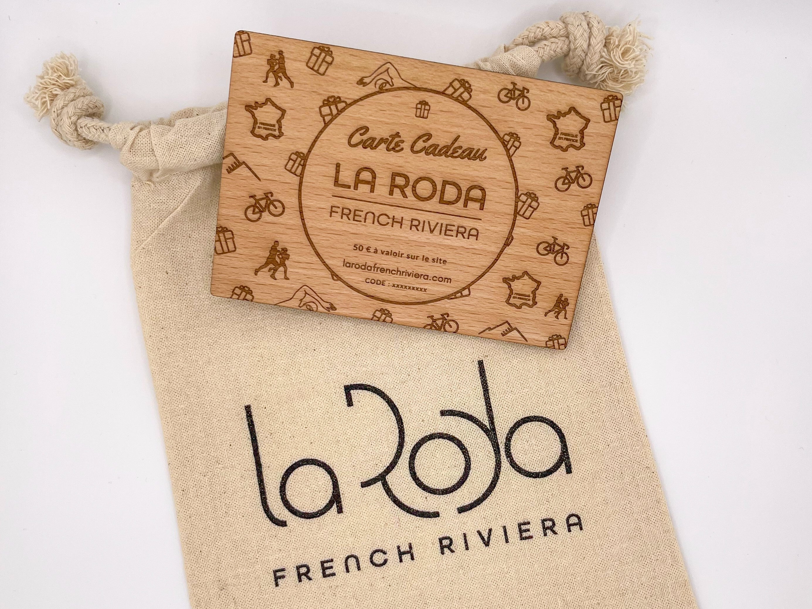 Carte cadeau en bois de chêne gravé au laser. Design élégant et minimaliste, mettant en valeur la personnalisation avec un message gravé.