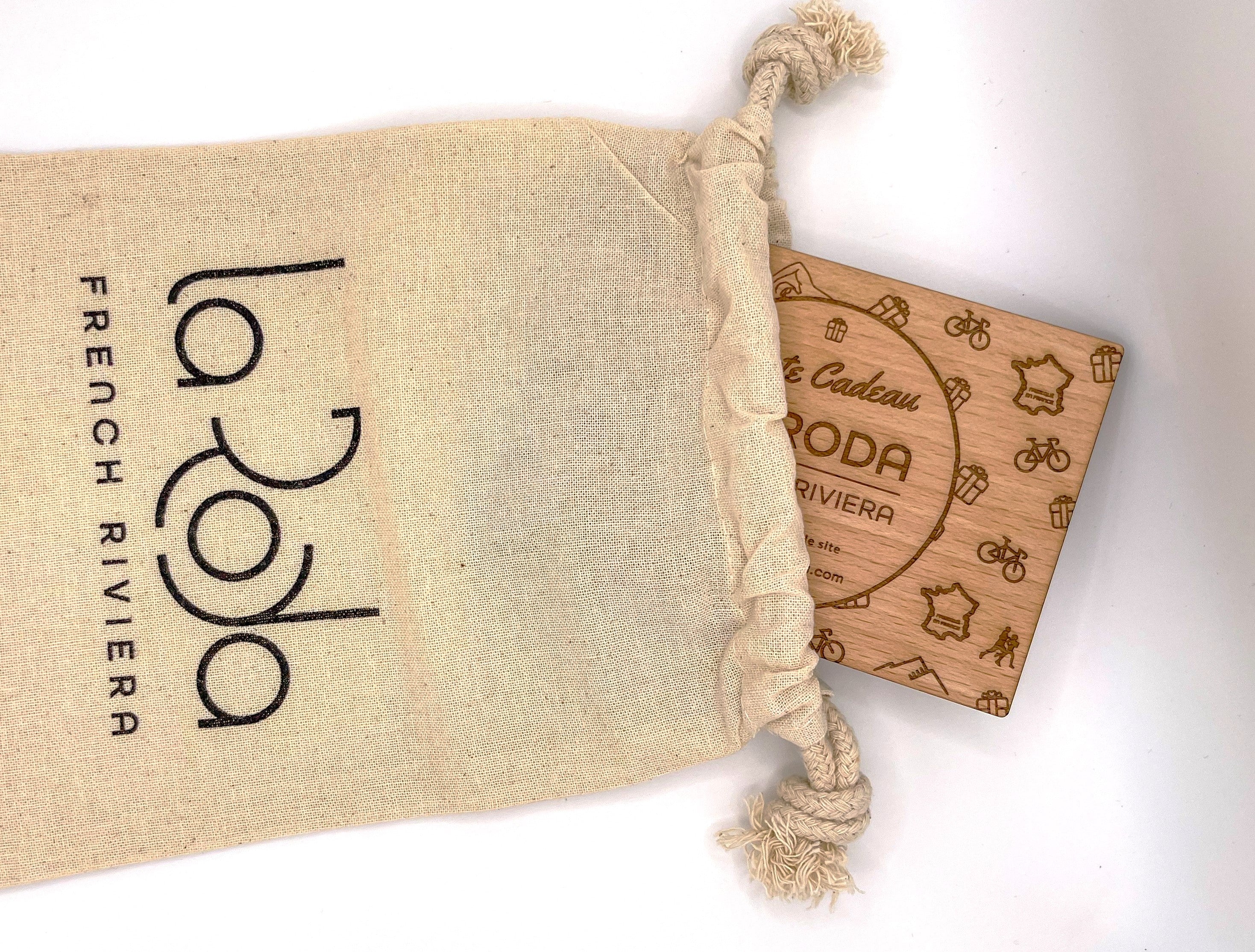 Carte cadeau en bois de chêne gravé au laser. Design élégant et minimaliste, mettant en valeur la personnalisation avec un message gravé.