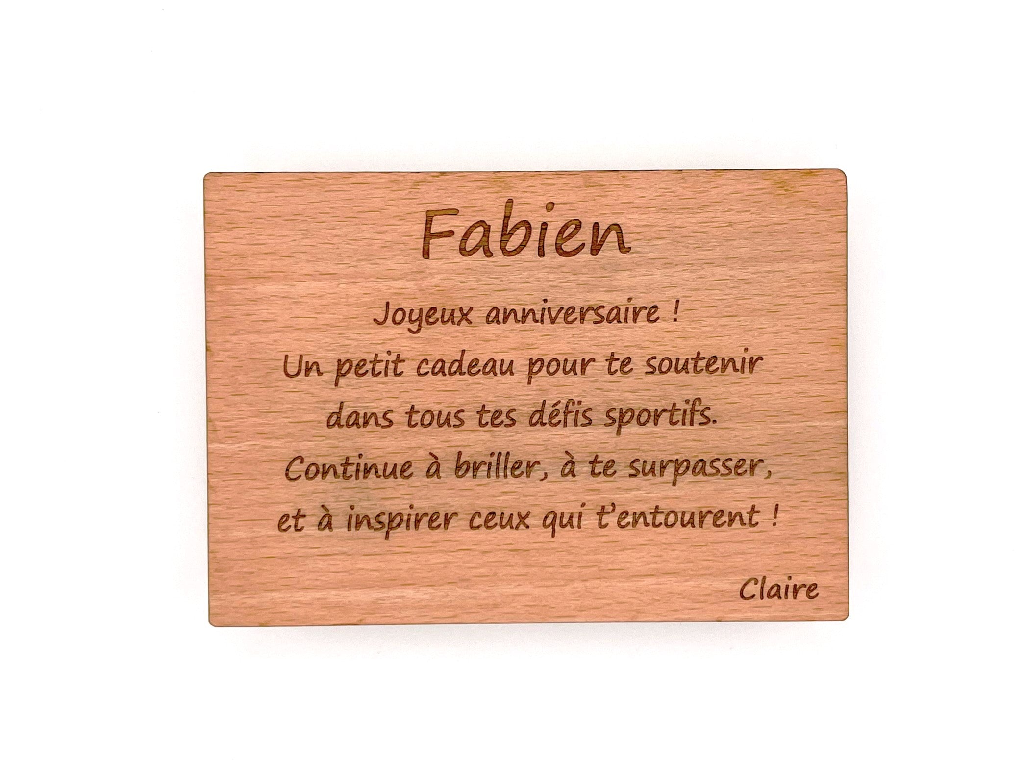 Carte cadeau en bois de chêne gravé au laser. Design élégant et minimaliste, mettant en valeur la personnalisation avec un message gravé.