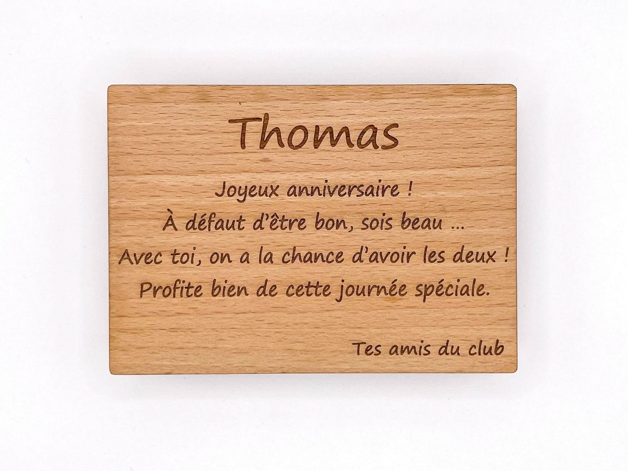 Carte cadeau en bois de chêne gravé au laser. Design élégant et minimaliste, mettant en valeur la personnalisation avec un message gravé.