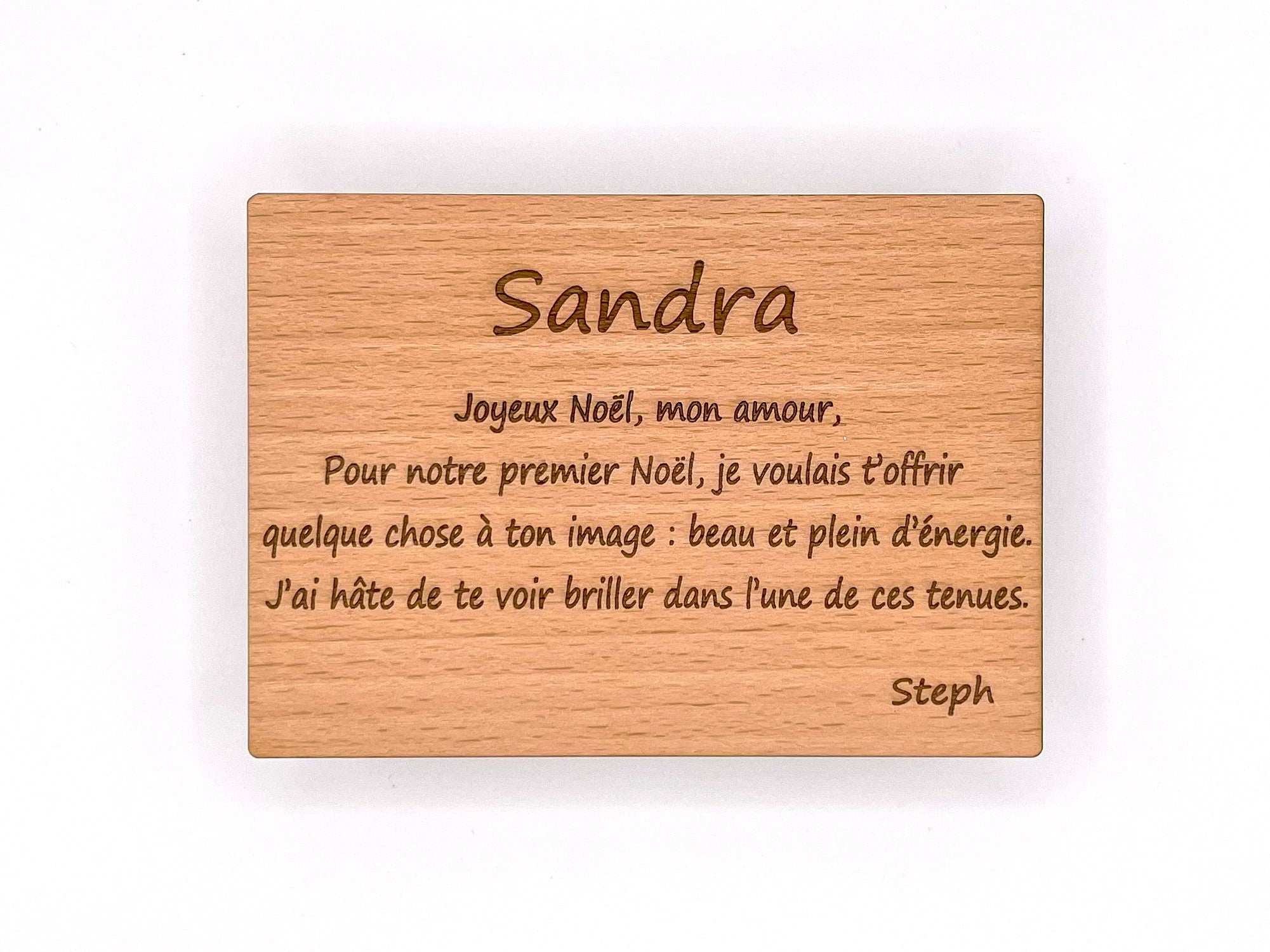 Carte cadeau en bois de chêne gravé au laser. Design élégant et minimaliste, mettant en valeur la personnalisation avec un message gravé.