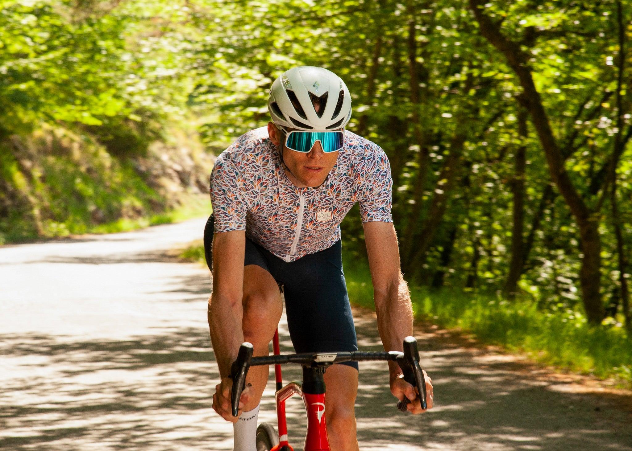 Cycliste en maillot vélo la roda