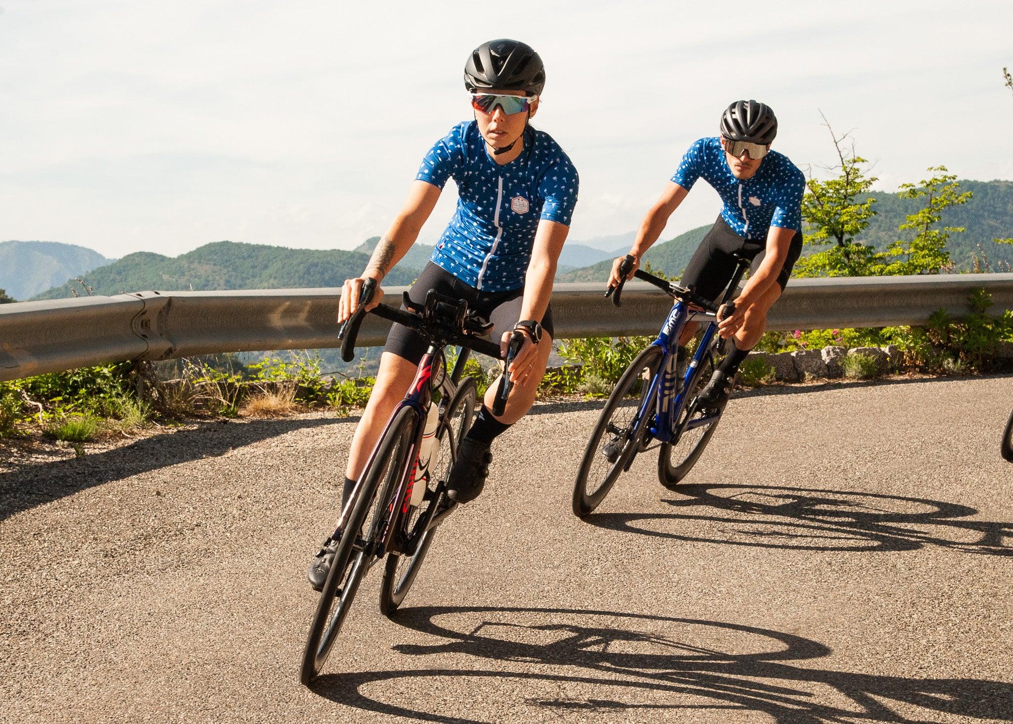Couple de cycliste en haut de vélo la roda bleu