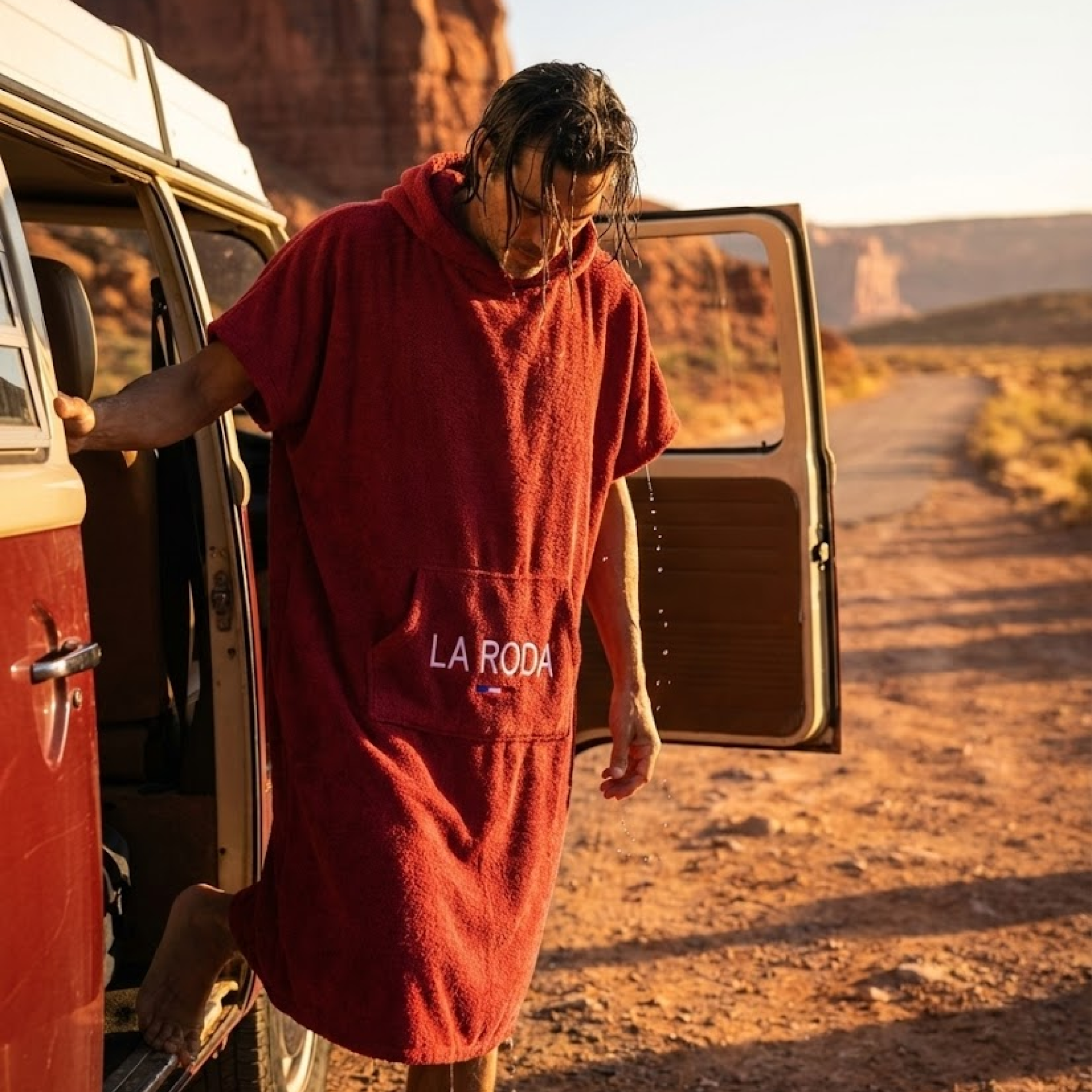 Poncho de bain et vanlife : l’accessoire parfait pour les douches nomades