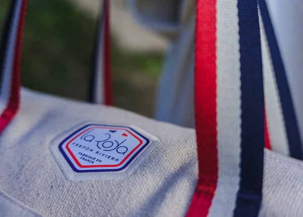 La Roda French Riviera est une marque de triathlon 100% française : gros plan du logo sur sac en toile avec anses couleurs bleu, blanc, rouge.