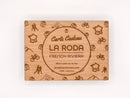 Carte cadeau en bois de chêne gravé au laser. Design élégant et minimaliste, mettant en valeur la personnalisation avec un message gravé.