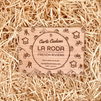 Carte cadeau en bois de chêne gravé au laser. Design élégant et minimaliste, mettant en valeur la personnalisation avec un message gravé ecologique