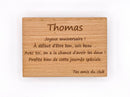 Carte cadeau en bois de chêne gravé au laser. Design élégant et minimaliste, mettant en valeur la personnalisation avec un message gravé.