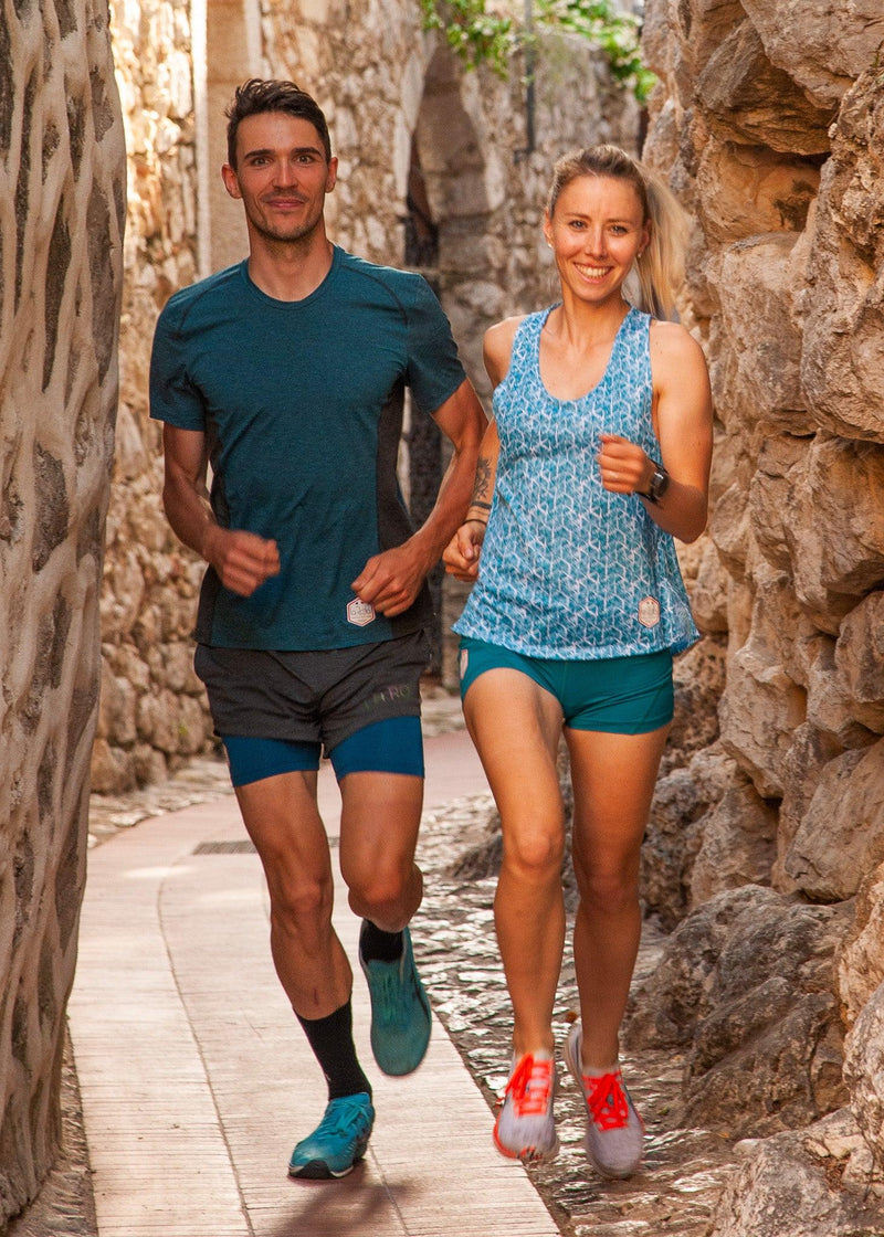 Couple de coureur en tenue de running la roda