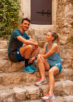 Couple de coureur en tenue de running la roda bleu