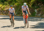 Couple de cycliste en tenue de vélo été la roda 
