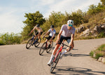 Cycliste en haut de vélo la roda léger