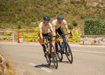 Couple en tenue de cycliste la roda jaune sur leur vélo 