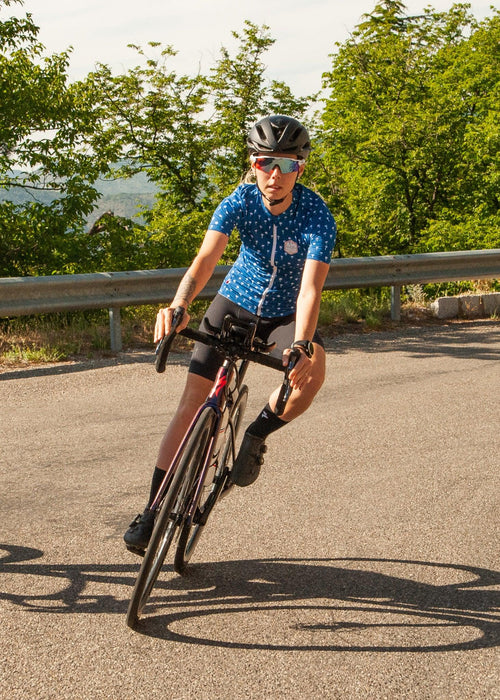 Femme en haut de vélo bleu la roda 