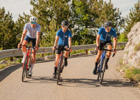 Cyclistes en haut de vélo été la roda 